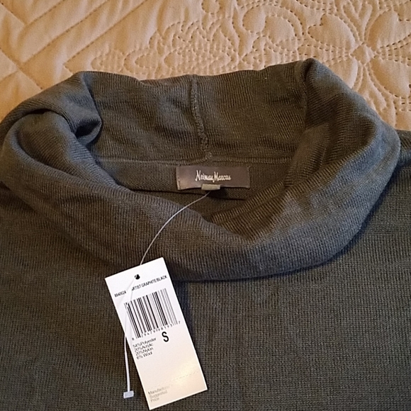 NWT Newman Marcus drawstring top with pockets. - Picture 3 of 5